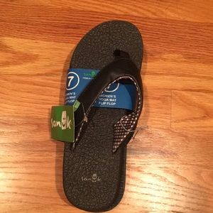 Sanuk women’s yoga mat flip flop!